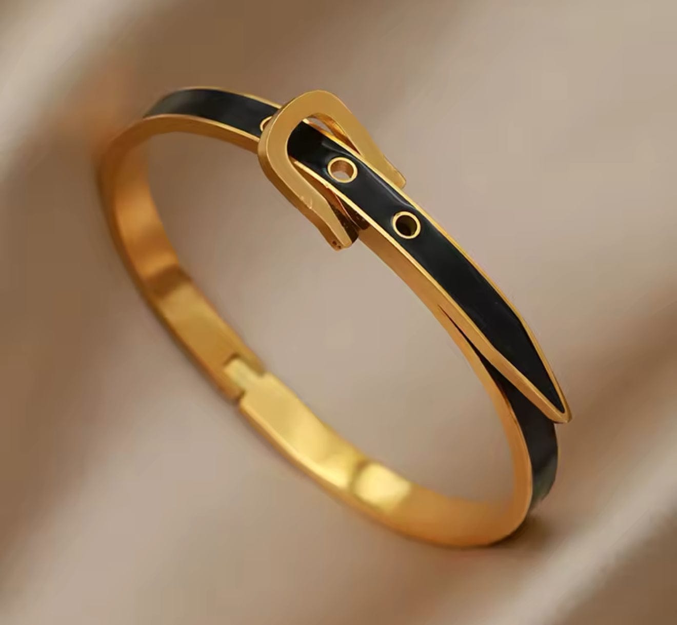 LUXE LIKE PEY (LLP)BUCKLE BRACELET